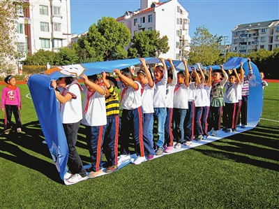 在游戏等快乐的体验中,孩子们探究生活,了解世界□御桥小学/供图