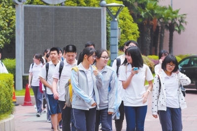 考生自信地走出考场□本版图片黄日阅摄